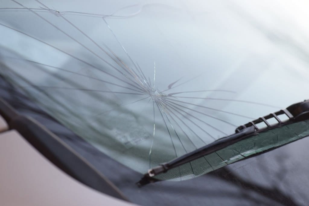 Impact en étoile sur un pare-brise, vu de l'intérieur du véhicule