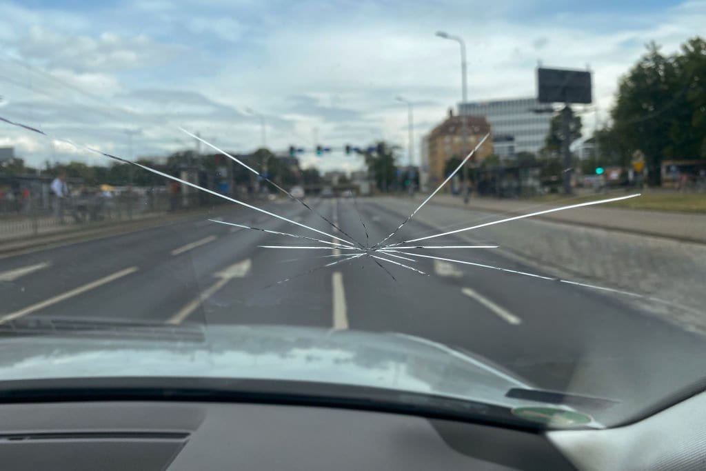 Impact en rayons sur un pare-brise en ville